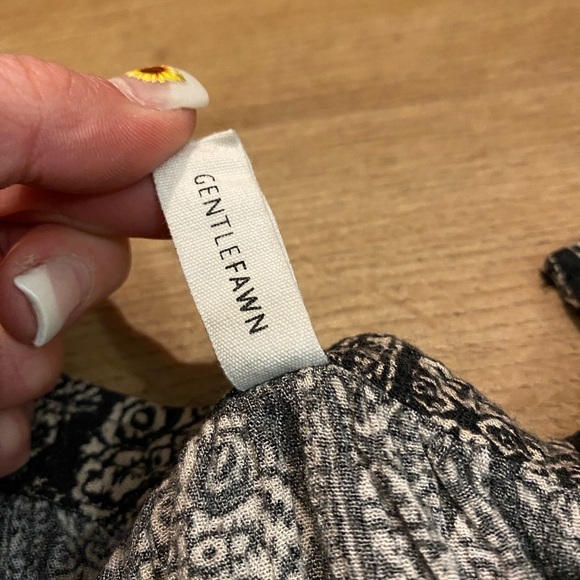 Gentle Fawn Black and White Asymmetrical Sleeveless Blouse - Picture 3 of 16